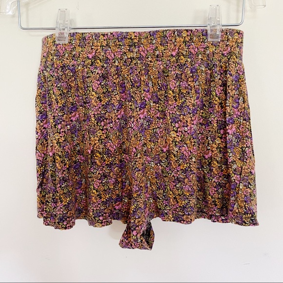 H&M Divided Floral Print Shorts. Size 4 - Picture 3 of 6